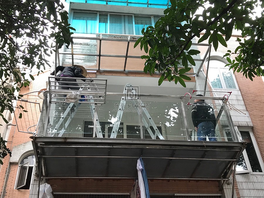 阳台护栏完成玻璃安装