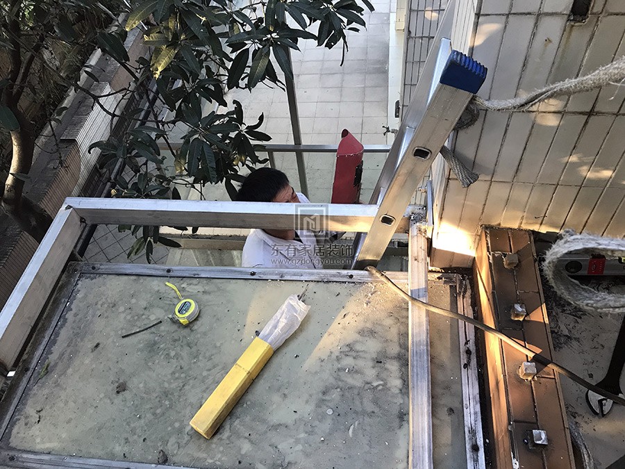 师傅正在焊接新建的不锈钢结构阳台底架
