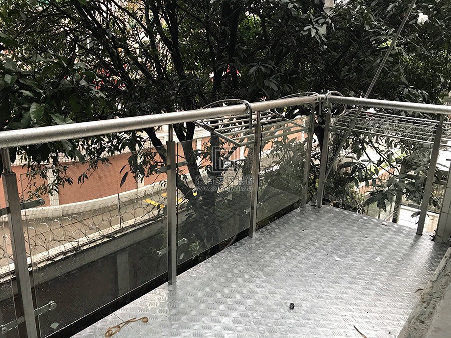 完成玻璃安装的阳台护栏