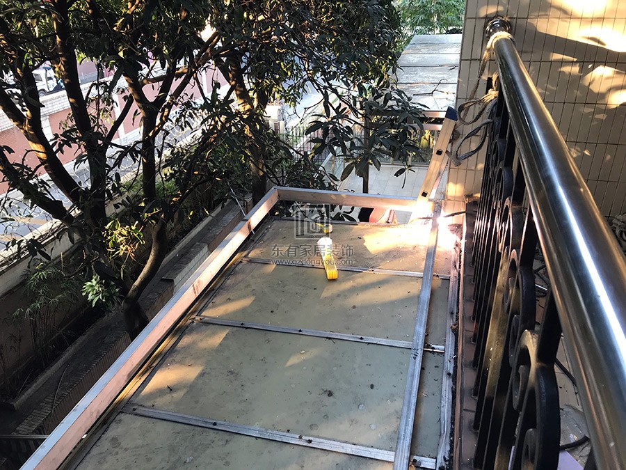 工人对不锈钢阳台底架进行焊接