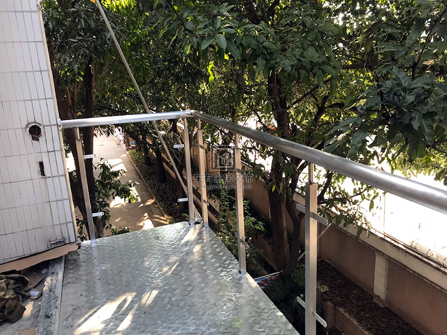 阳台底架完成不锈钢板材铺设、不锈钢阳台护栏立柱与面管安装完毕