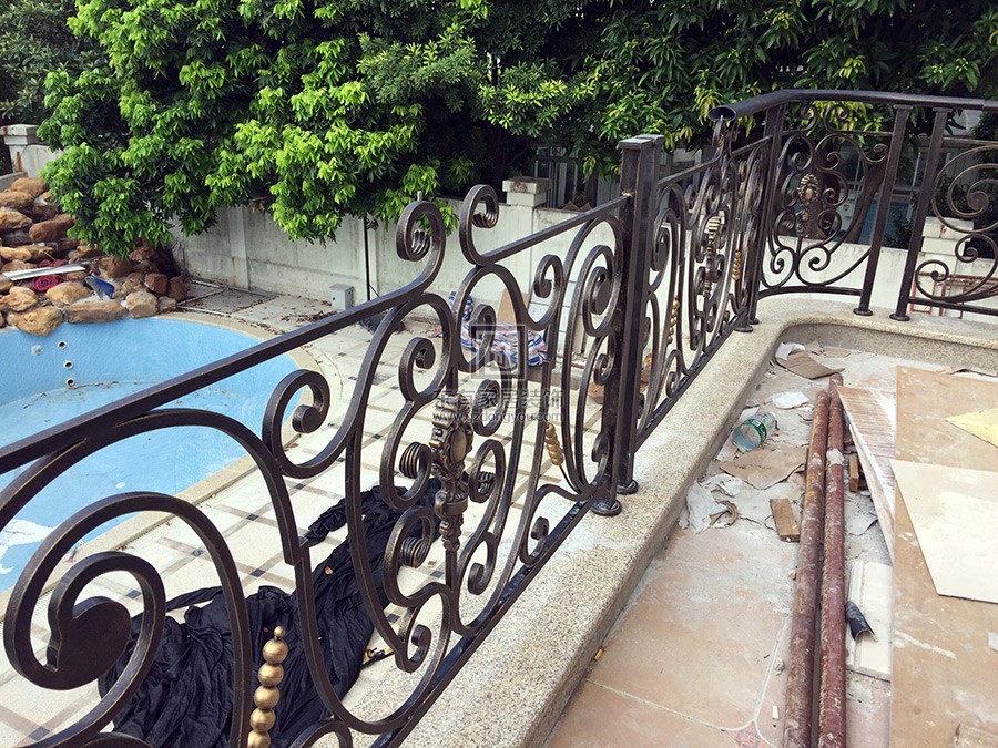 阳台栏杆立柱与艺术铁花安装完成，面管采用平椭形铝合金材质制作