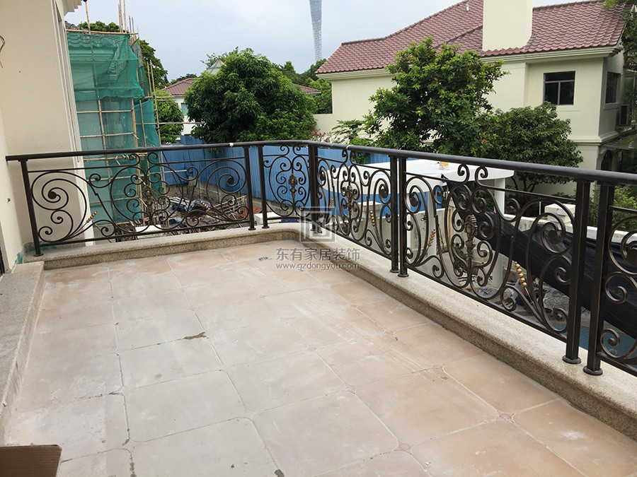 铁艺+铝质面管阳台栏杆完成安装