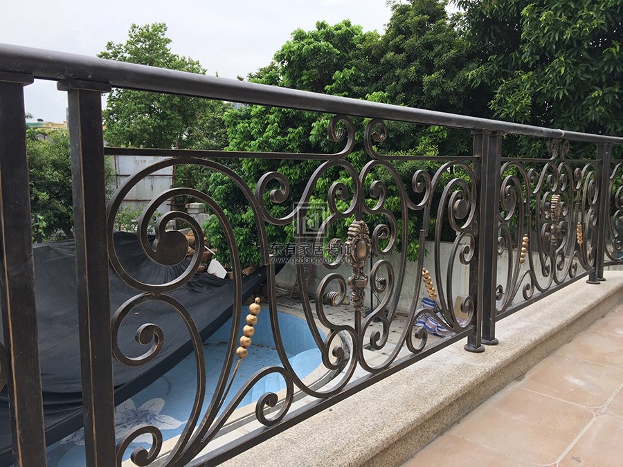 铁艺+铝质面管阳台栏杆完成安装