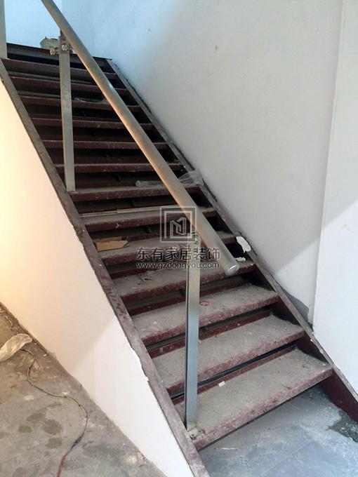 不锈钢玻璃楼梯扶手完成不锈钢立柱与面管安装