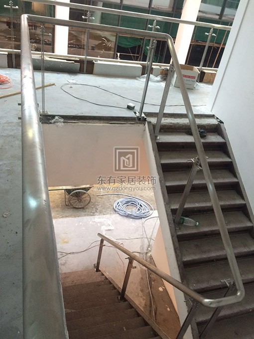 不锈钢玻璃楼梯扶手完成不锈钢立柱与面管安装