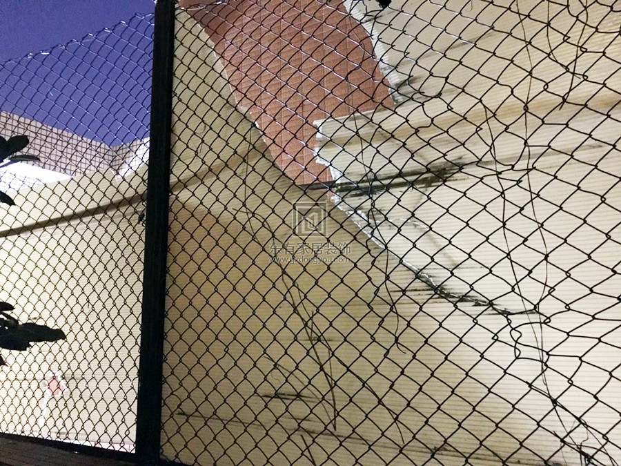 旧的天台围栏网已破旧不堪，有安全隐患。