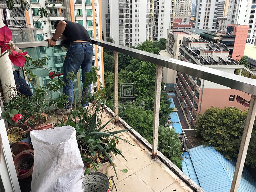 安装师傅准备拆除生锈铁栏杆