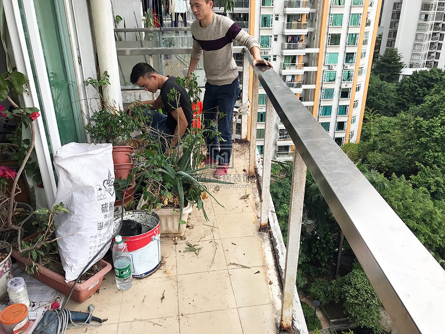 安装师傅准备拆除生锈铁栏杆