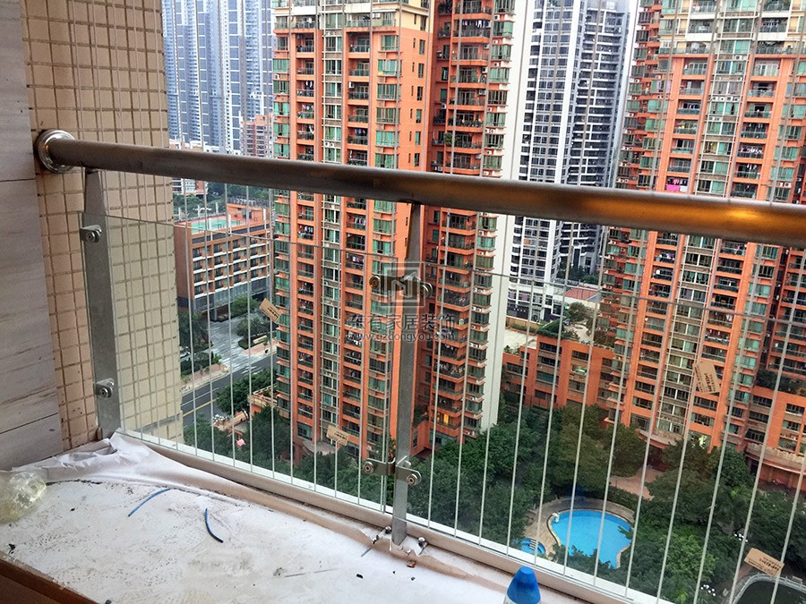 不锈钢玻璃阳台栏杆和隐形防盗网安装完成效果