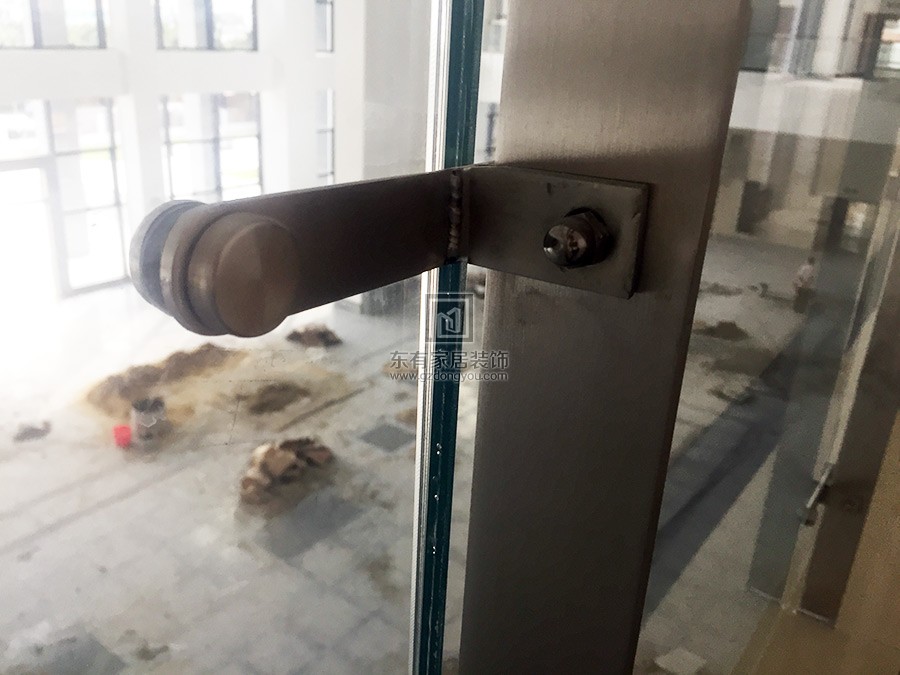 不锈钢玻璃栏杆完成安装(立柱与玻璃连接的实心不锈钢玻璃挂件)