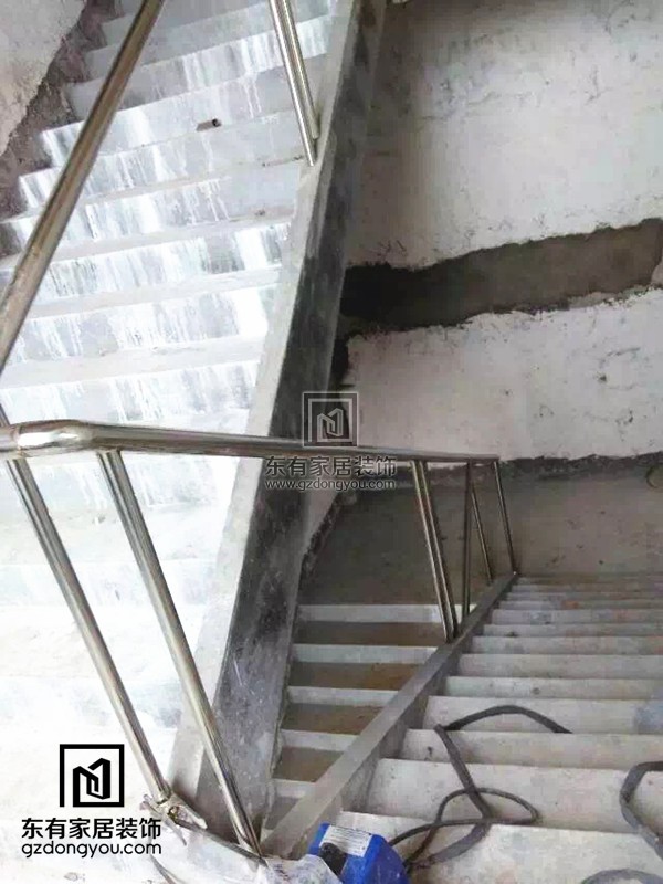 不锈钢楼梯扶手完成立柱与面管焊接安装
