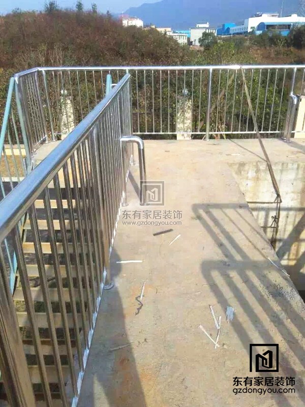 不锈钢楼梯扶手、不锈钢栏杆安装完成