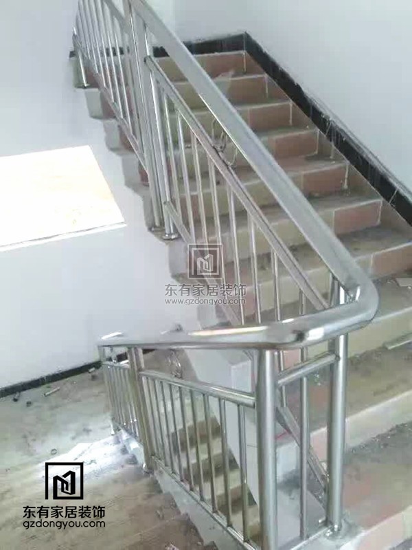 不锈钢楼梯扶手安装完成