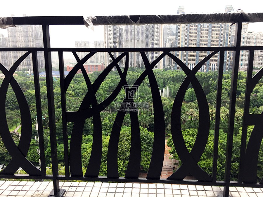 不锈钢烤漆阳台栏杆安装完成效果