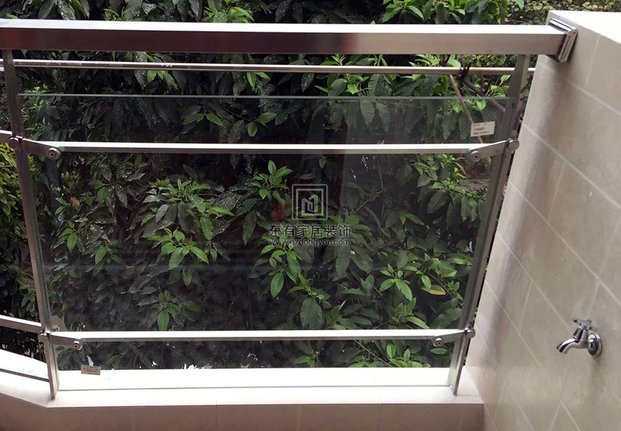 挂上玻璃完成不锈钢玻璃栏杆的安装