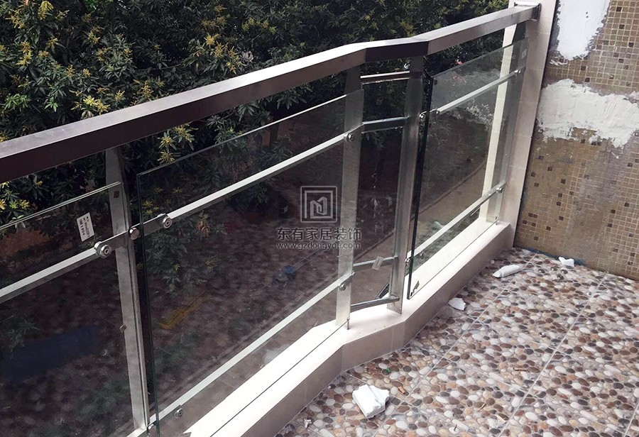 不锈钢玻璃栏杆安装完成后的效果