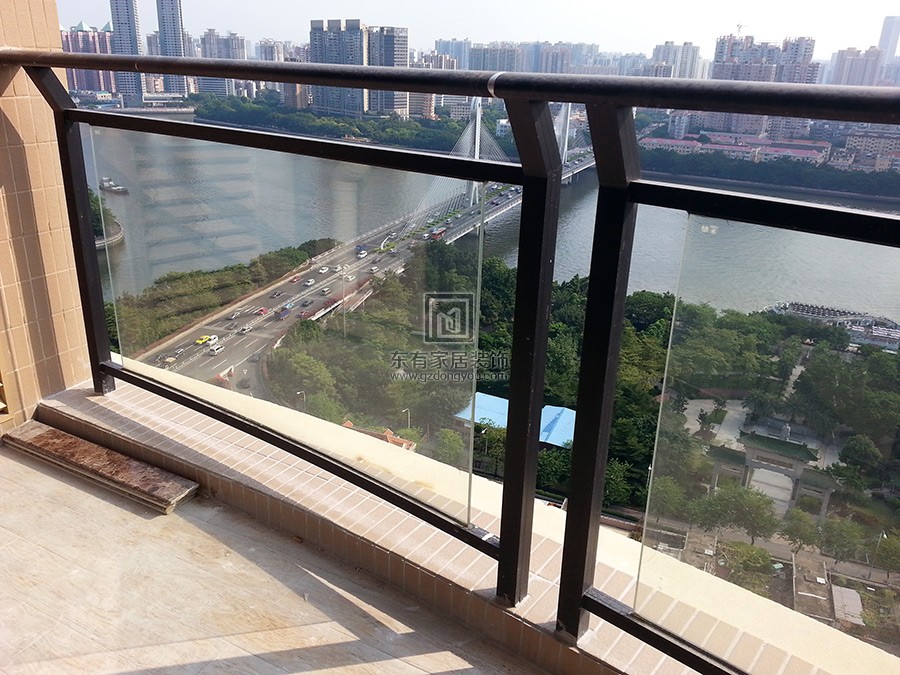 阳台铝合金玻璃护栏安装完成