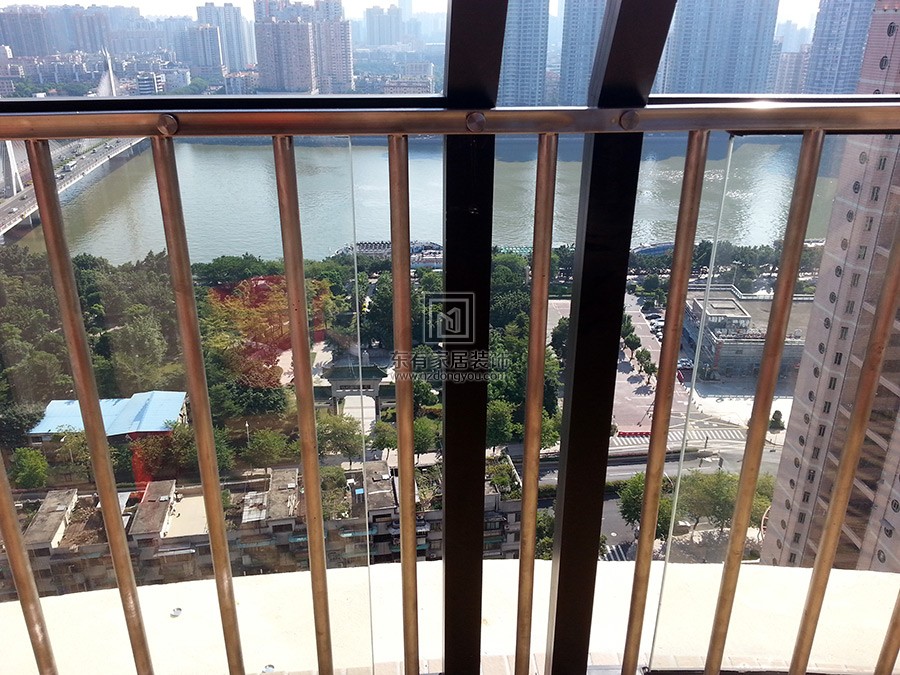 阳台铝合金玻璃护栏安装完成后玻璃部位再加装不锈钢护栏