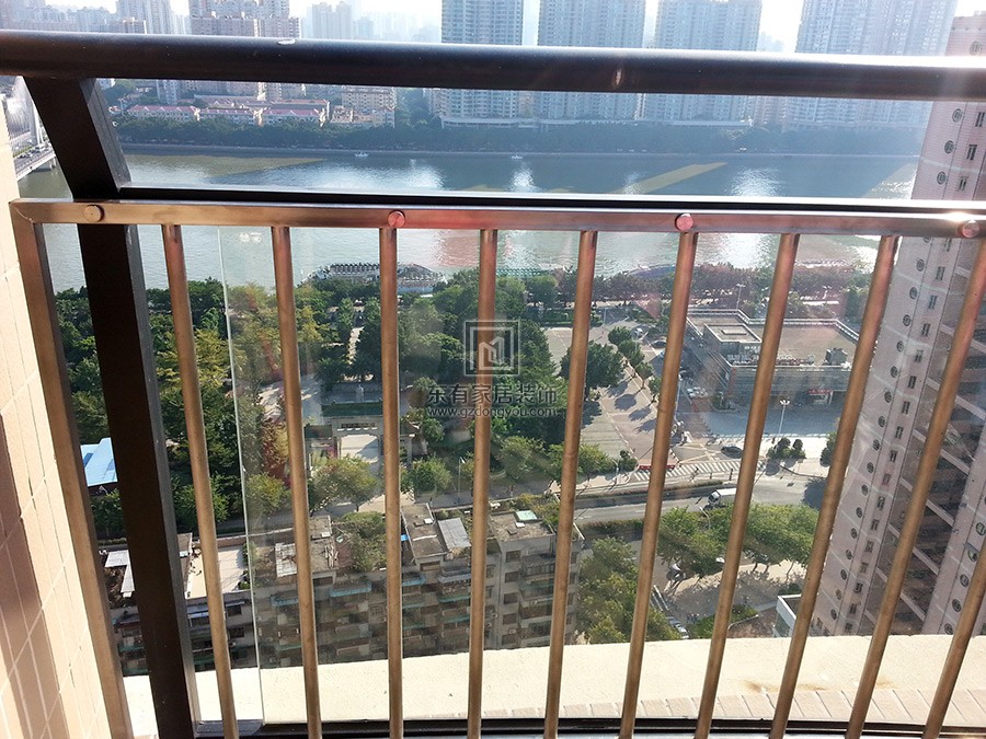 阳台铝合金玻璃护栏安装完成后玻璃部位再加装不锈钢护栏