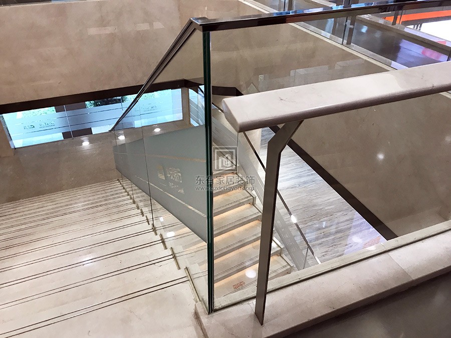 不锈钢玻璃楼梯扶手完成安装效果