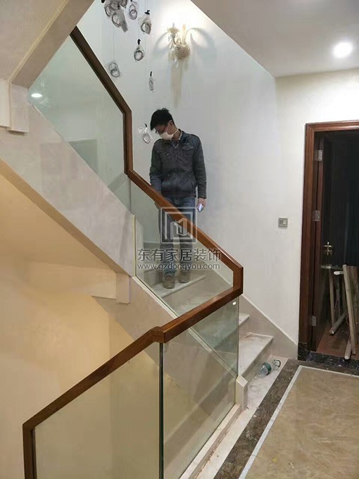 完成楼梯玻璃扶手安装