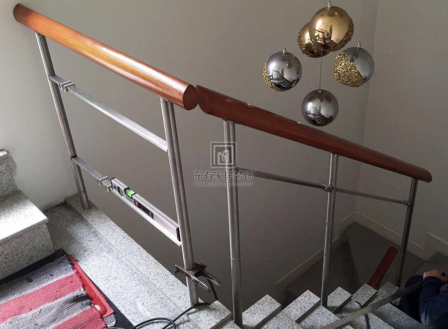 仿木楼梯扶手安装横管