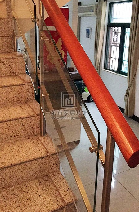 仿木楼梯扶手安装玻璃完成