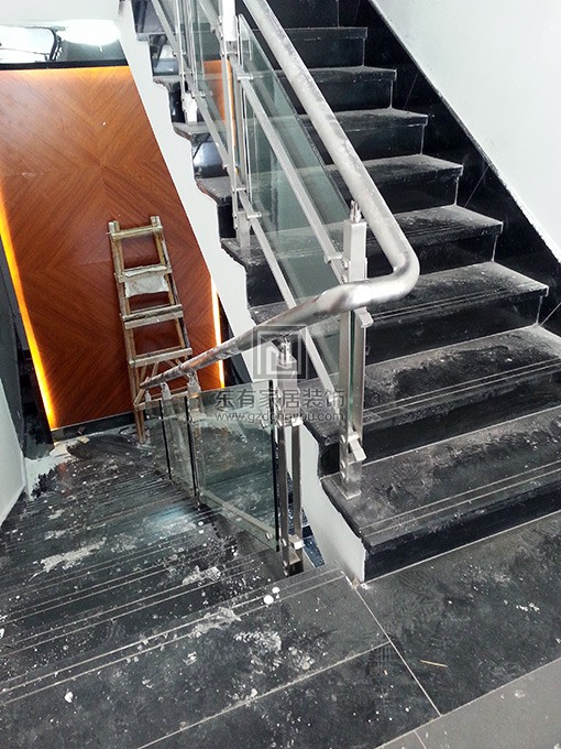 不锈钢玻璃楼梯扶手安装完成效果