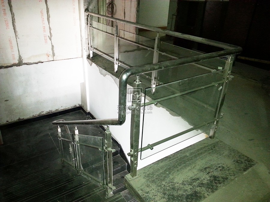 不锈钢玻璃楼梯扶手安装完成效果