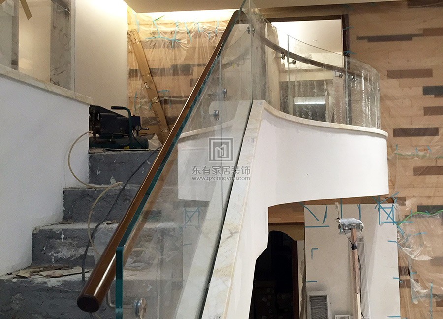 完成安装的玻璃楼梯扶手