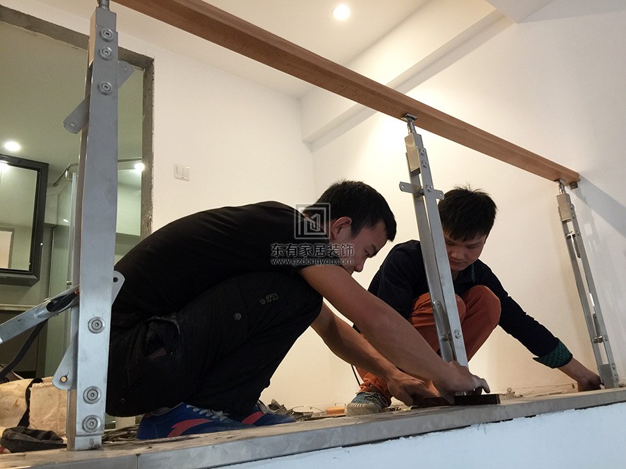 安装楼梯木扶手及不锈钢立柱底板调平测量