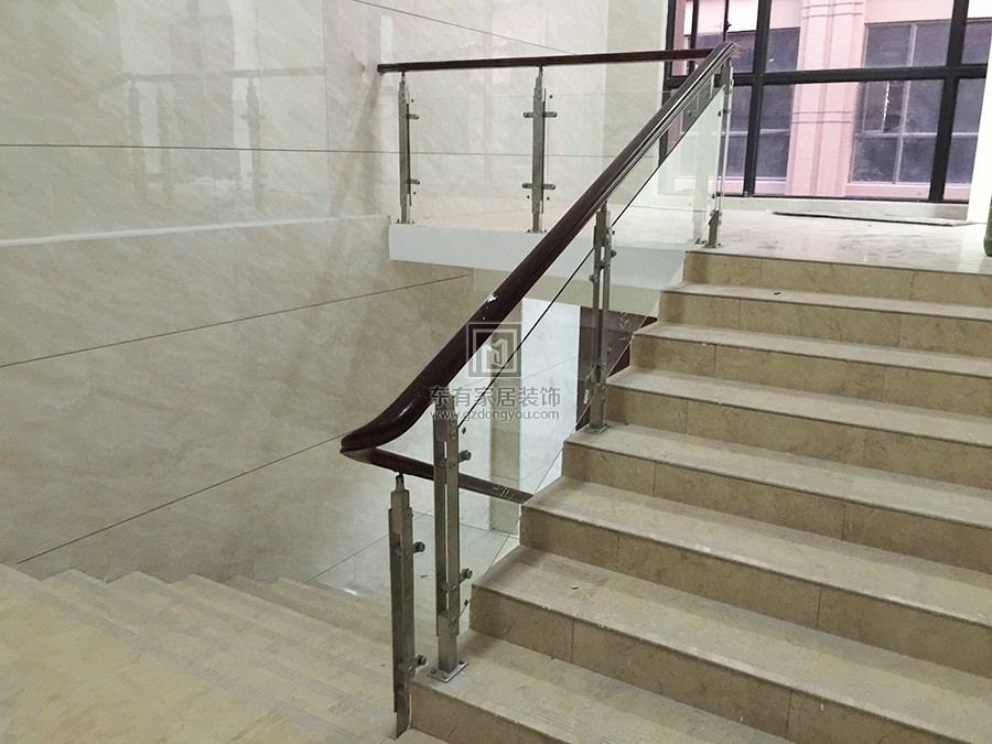 楼梯不锈钢玻璃木扶手完工效果