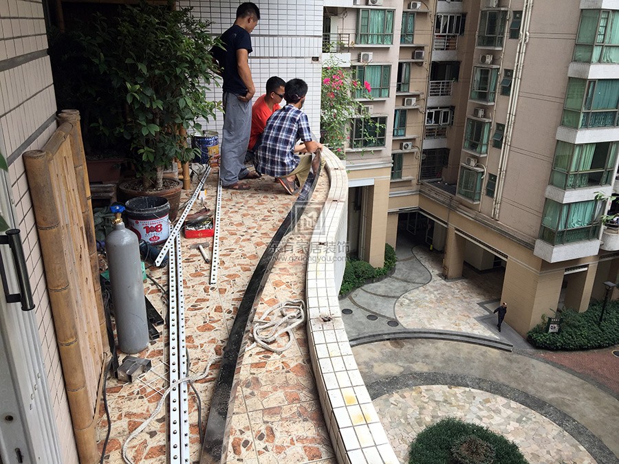 师傅正在制作新的不锈钢阳台栏杆