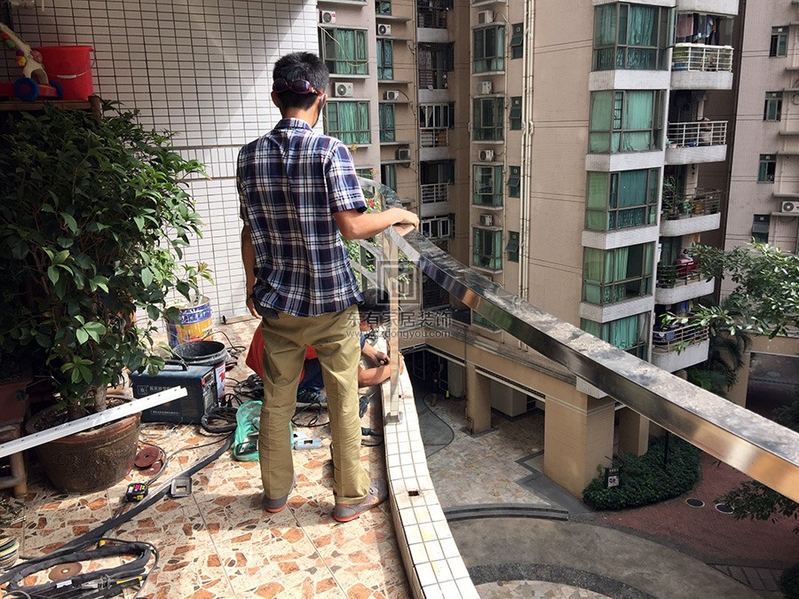 师傅正在安装新的不锈钢阳台栏杆