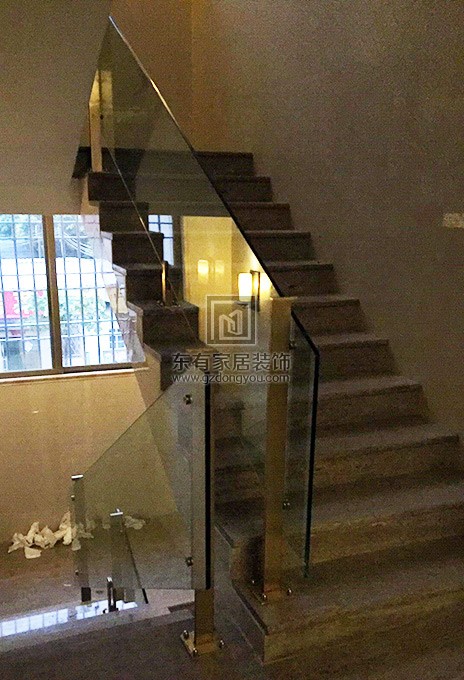 安装好玻璃的楼梯扶手