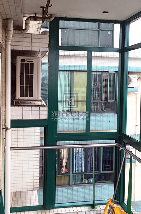 西门口广场张先生封阳台铝窗、窗前护栏 编号：MC-084