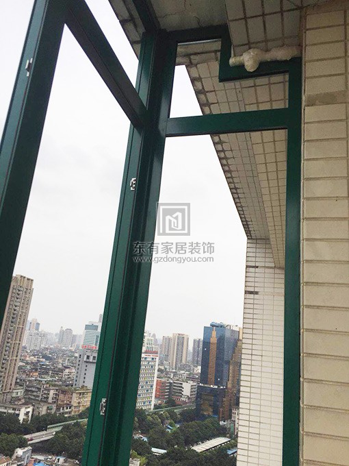 西门口广场张先生封阳台铝窗、窗前护栏 MC-084