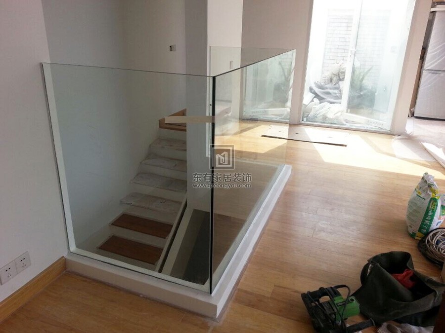 楼梯扶手完成玻璃安装