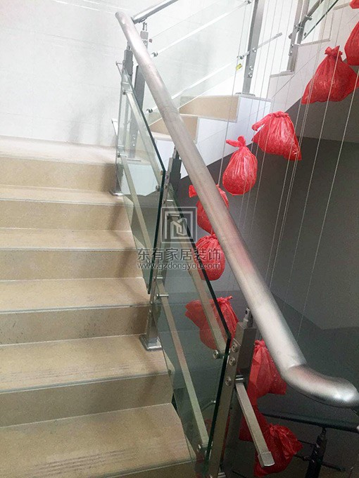 不锈钢楼梯扶手安装完成