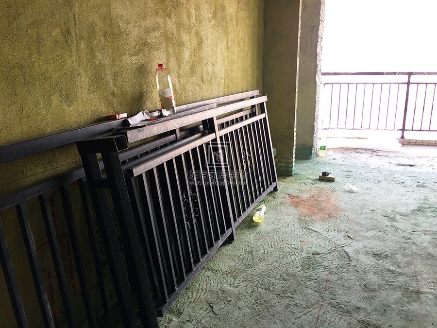 安装新的烤漆不锈钢阳台栏杆