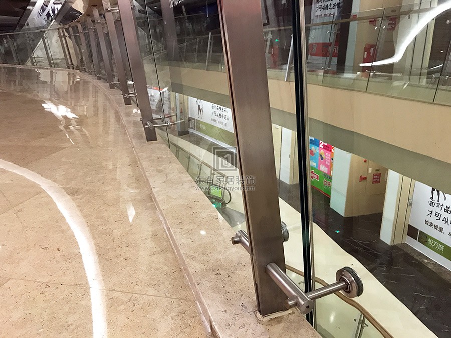 商场不锈钢玻璃栏杆安装完成效果