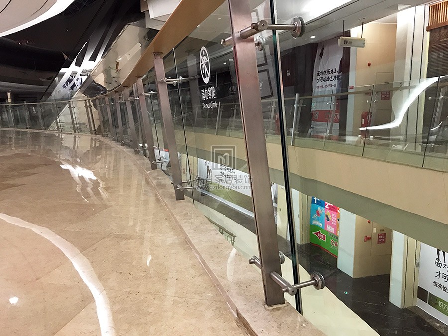 商场不锈钢玻璃栏杆安装完成效果
