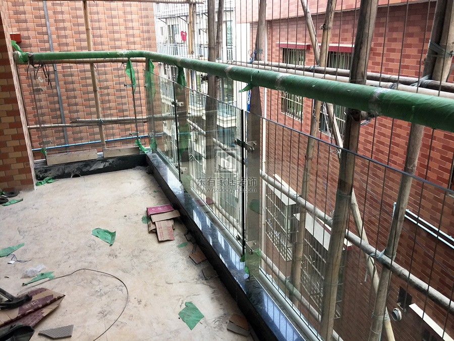 安装上钢化玻璃，完成阳台栏杆安装