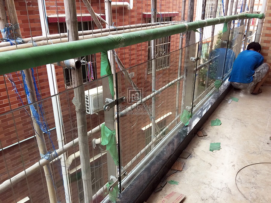 安装上钢化玻璃，完成阳台栏杆安装