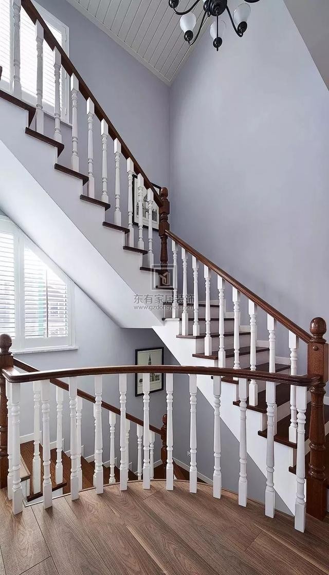 木质的楼梯扶手1