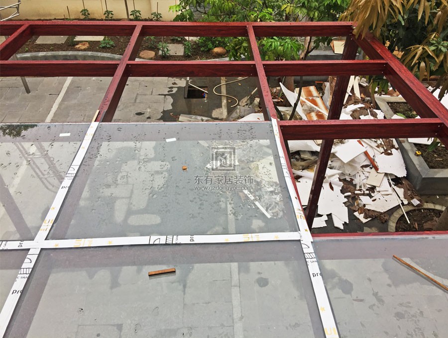 铝合金玻璃雨棚框架安装完成，玻璃安装中