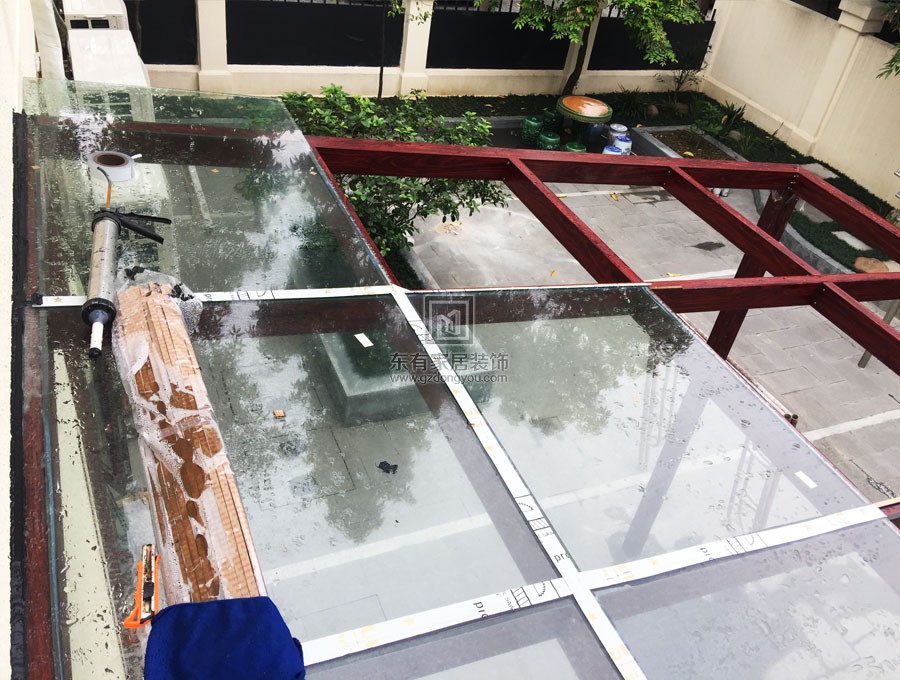 铝合金玻璃雨棚框架安装完成，玻璃安装中