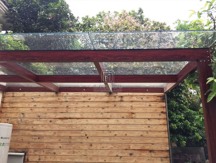 铝合金雨棚完成玻璃安装效果