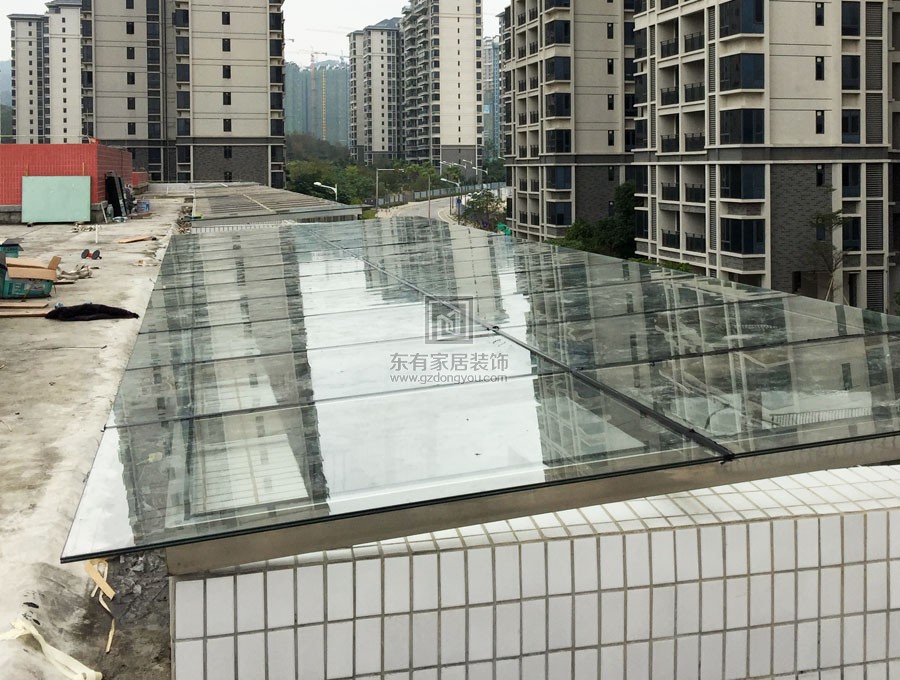 安装完成的天面不锈钢玻璃雨棚